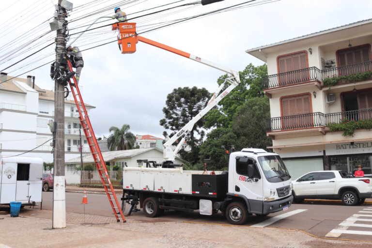 Iluminação pública está sendo substituída por lâmpadas de LED em Casca