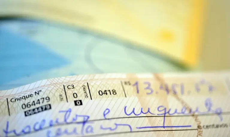 Uso de cheques no Brasil cai 95% desde 1995