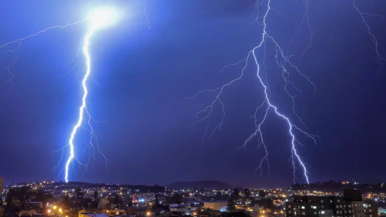 Baixa pressão traz risco alto de chuva forte e temporais no fim do mês