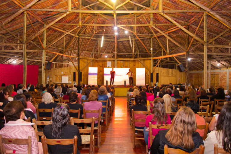 Palestra/show celebrou o Dia Internacional da Mulher em Vanini