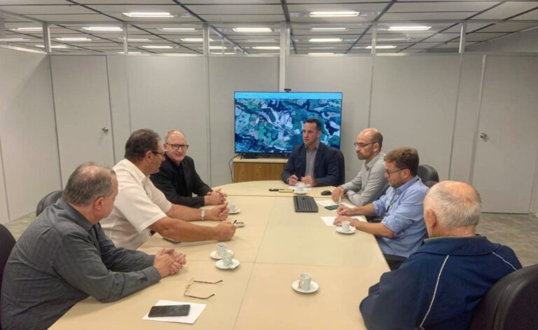 Prefeito de David Canabarro participa de audiência com agricultores em Porto Alegre