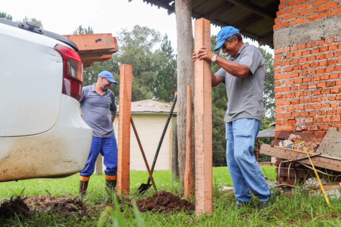 Placas de identificação da coleta de lixo estão sendo instaladas no interior de Casca