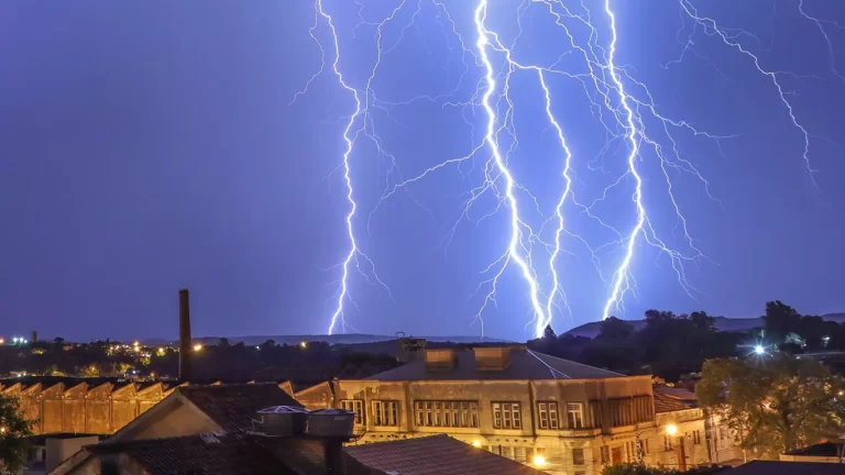 Baixa pressão deve provocar temporais neste domingo no RS