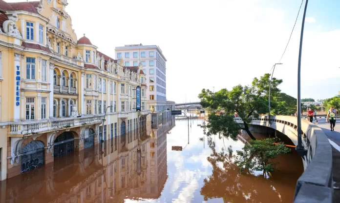 Mesmo com dia de sol, nível do Guaíba continua alto em Porto Alegre