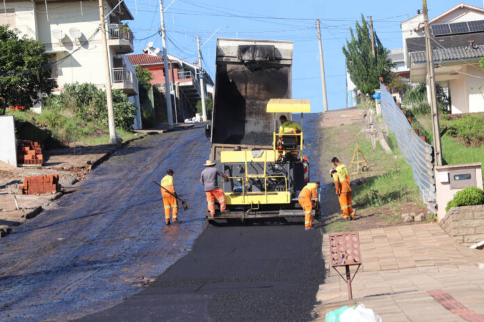 Em Casca, rua Tarso Dutra está recebendo camada asfáltica