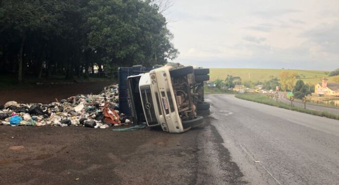 Caminhão tomba na ERS-324, entre Marau e Passo Fundo