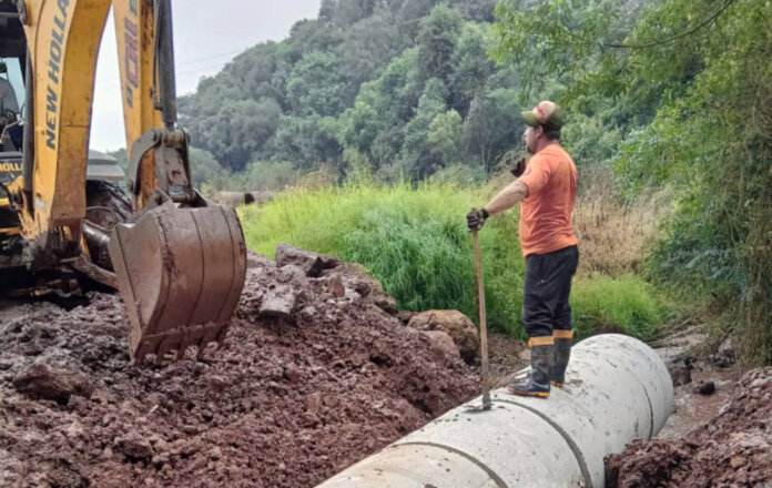 Trabalho constante para garantir a trafegabilidade no interior de David Canabarro