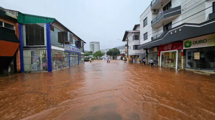 Chuva intensa já provoca alagamentos na região e deve continuar nos próximos dias