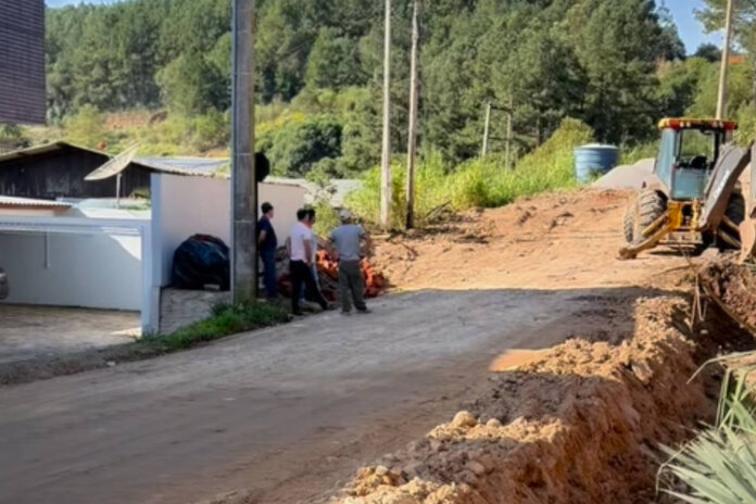 Iniciou a obra de pavimentação basáltica na rua Ângelo Perin