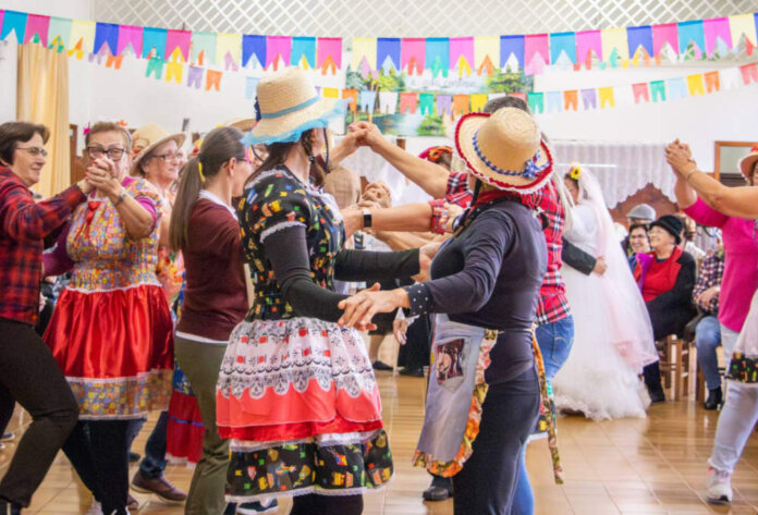 Grupos da Terceira Idade de Casca promoveram festa junina