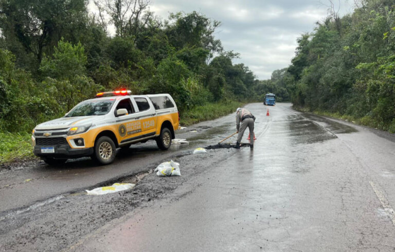 Policiais rodoviários efetuaram tapa-buracos na ERS 129