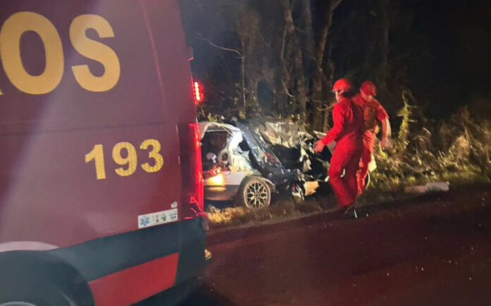 Colisão entre caminhão e veículo resulta em dois óbitos na ERS 324