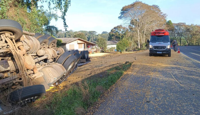 Carreta tomba na ERS 324, entre Marau e Passo Fundo