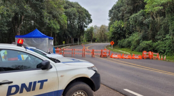 O   Departamento Nacional de Infraestrutura - DNIT e a Polícia Rodoviária Federal - PRF informam que a liberação de tráfego na BR-470/RS entre os quilômetros 185 (Belvedere do Espigão/Veranópolis) e 202 (Cainelli/Bento Gonçalves) no formato de comboio, passará a permitir, a partir desta quinta-feira, 15 de agosto, também, a passagem de veículos com combinação Cavalo-Trator + Semi-Reboque (limitados a 19,80 metros de comprimento e 45 toneladas de Peso Bruto Total).