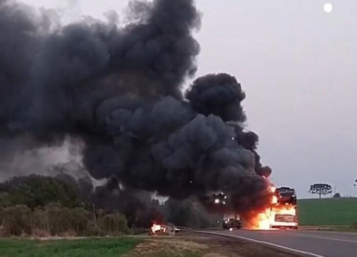 Carreta cegonha pega fogo na BR-285, entre Ciríaco e Muliterno