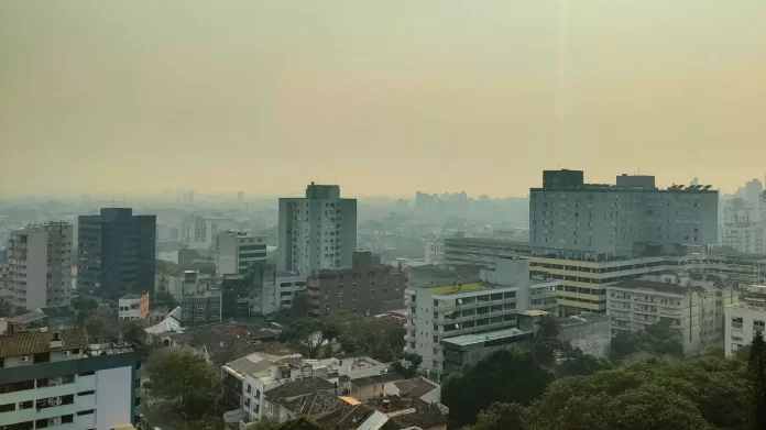 Fumaça de queimadas na Amazônia cobre o Sul do Brasil