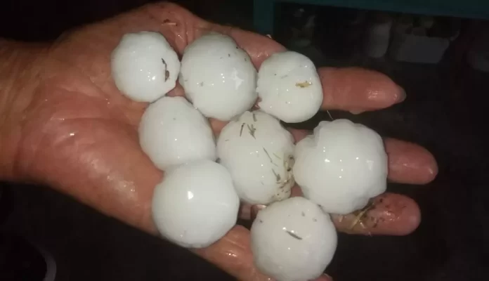 Frente quente se forma com chuva, raios e risco de granizo isolado