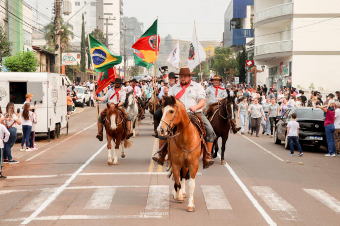 Rua Tiradentes recebeu o Desfile Cívico no sábado