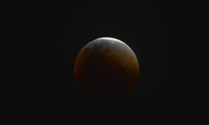 Eclipse parcial da Lua acontece hoje; veja como assistir pela internet