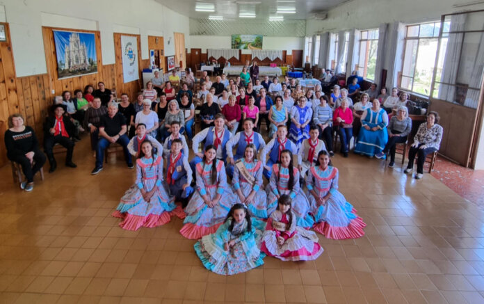 Invernadas do CTG Laço da Amizade se apresentaram nas entidades e escolas do município