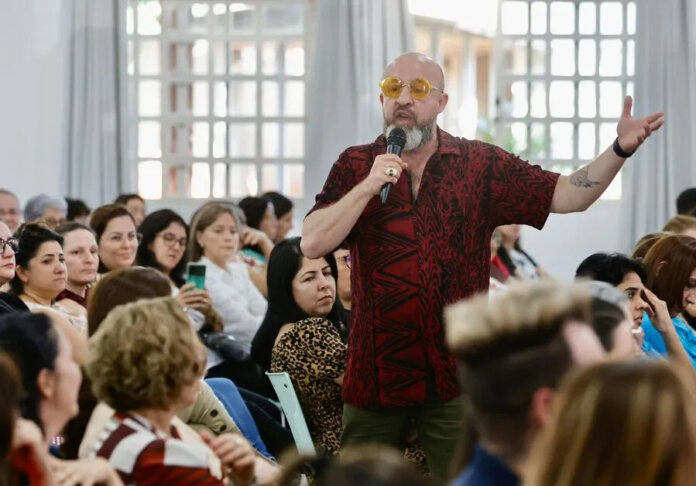 Feira do Livro de Casca encerra nesta quarta com palestra de Fabrício Carpinejar