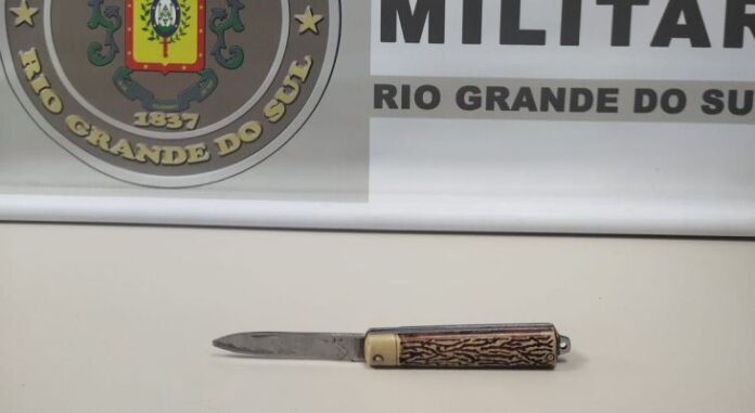 Dois menores são apreendidos com arma branca em ambiente escolar em Marau