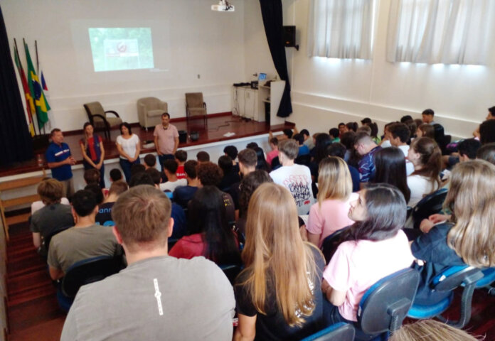 Dia Nacional de Combate à Dengue foi celebrado com palestras na Escola Estadual em Vanini