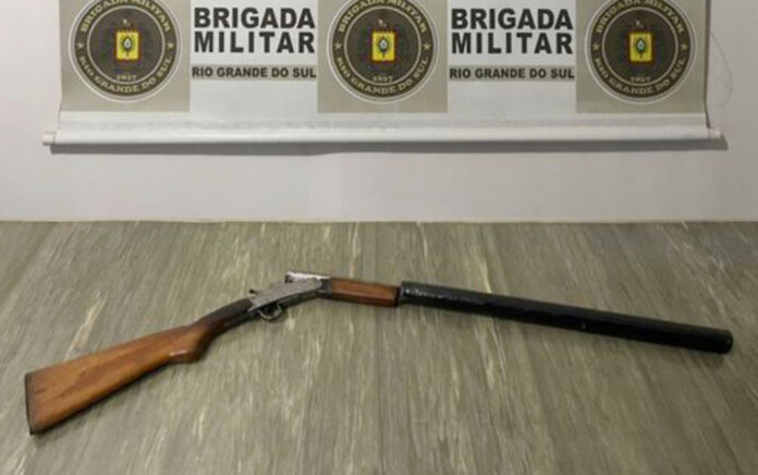 Brigada Militar apreende espingarda e droga em Paraí