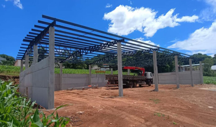 Pavilhão para abrigar máquinas está sendo construído em Santa Gema