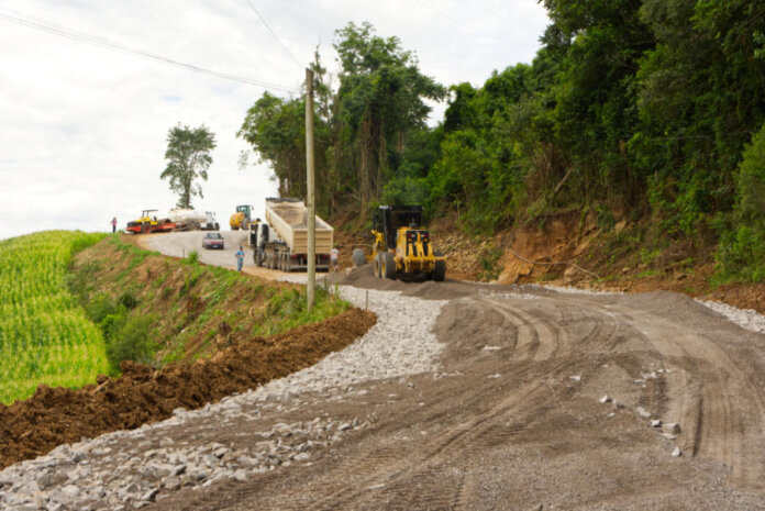 Prolongamento da Rua Duque de Caxias, em Vanini, está sendo asfaltado