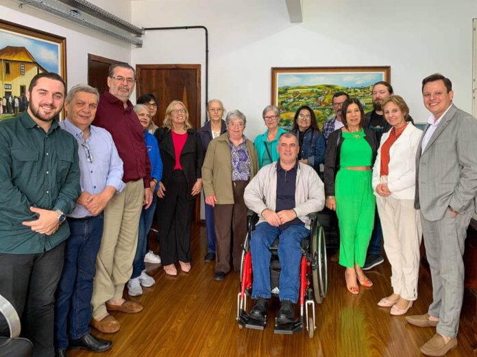 Familiares do tradicionalista casquense Manoelito Carlos Savaris realizaram visita ao Município e ao Centro Administrativo