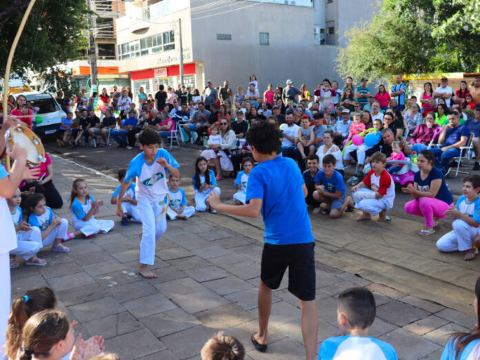 Domingo foi marcado por apresentações artísticas e mateada na praça, em David Canabarro