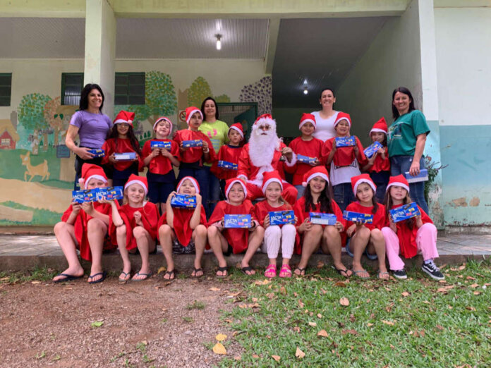 Visita do Papai Noel encanta alunos de Muliterno