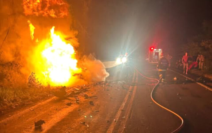 Colisão entre veículos resulta em incêndio na ERS-324