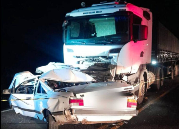 Motorista de carro morre em colisão frontal com caminhão em Vila Maria