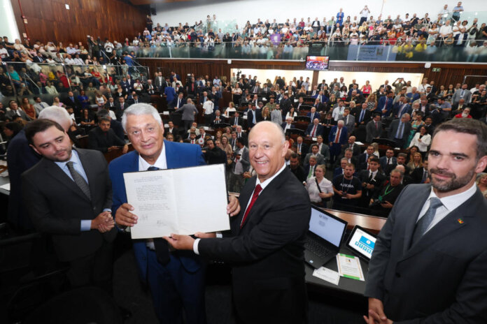 Pepe Vargas assume a presidência do Parlamento gaúcho em sessão solene