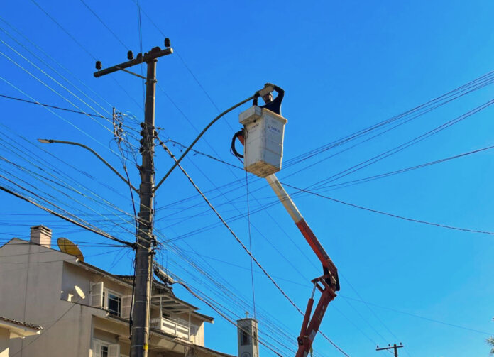 Lâmpadas de LED estão sendo instaladas em David Canabarro