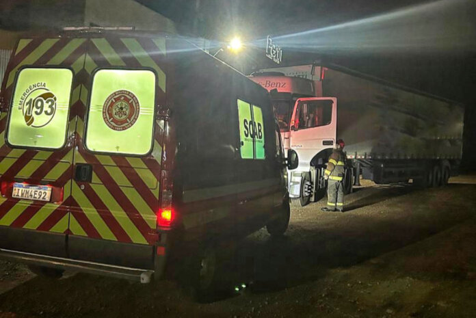 Caminhoneiro fica ferido após colisão com ônibus na ERS-324, em Casca