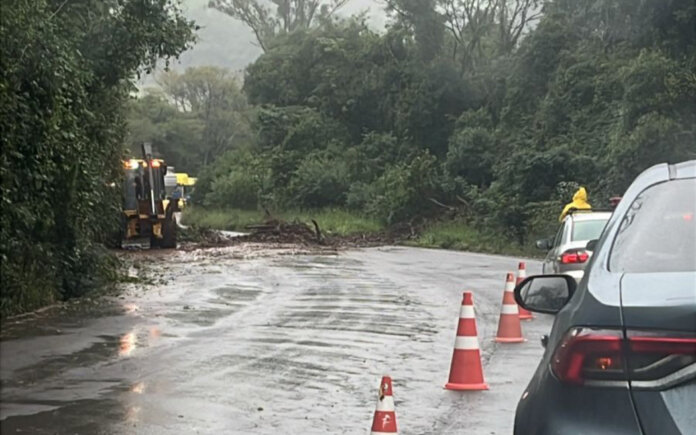 Queda de barreira interdita trecho da ERS-129 entre Serafina Corrêa e Casca