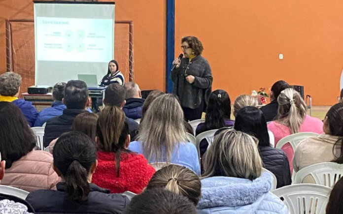 Secretaria de Educação de Casca promove palestra sobre Educação Parental com participação de pais e professores