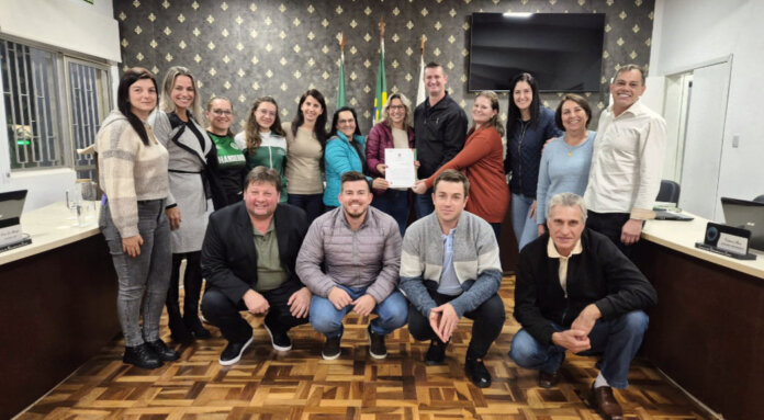 Vereadores casquenses homenageiam a Escola Ildo Meneghetti pelos seus 45 anos de contribuição à educação