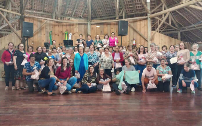 Almoço da Melhor Idade de Vanini celebrou o Dia das Mães com música e confraternização