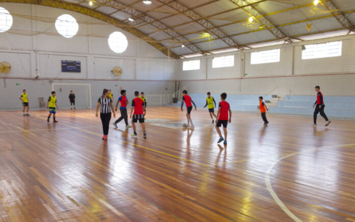 Escolinha promove a prática do futsal em Vanini
