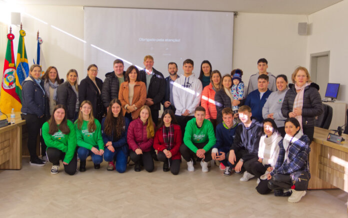 Alunos da escola Cônego Josué Bardin apresentam projeto de sustentabilidade na Câmara de Vereadores em Vanini