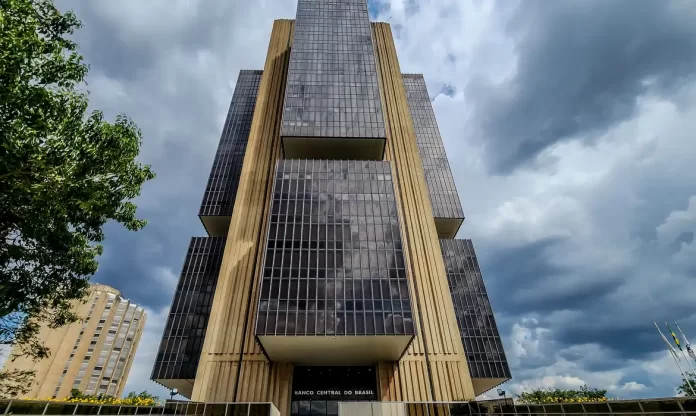 Juros do cartão de crédito sobem a 449,9% ao ano