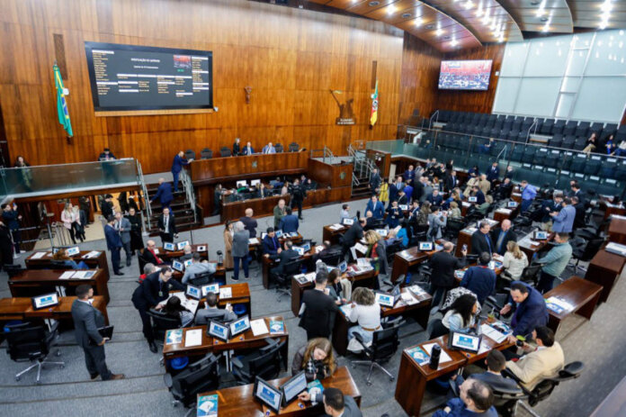 Proposta do Executivo de reajuste de 8% do piso regional é aprovada na Assembleia
