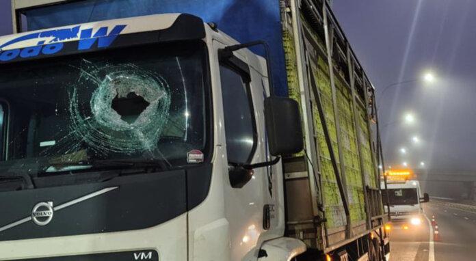 Caminhão de Casca é atingido por pedra na BR-386
