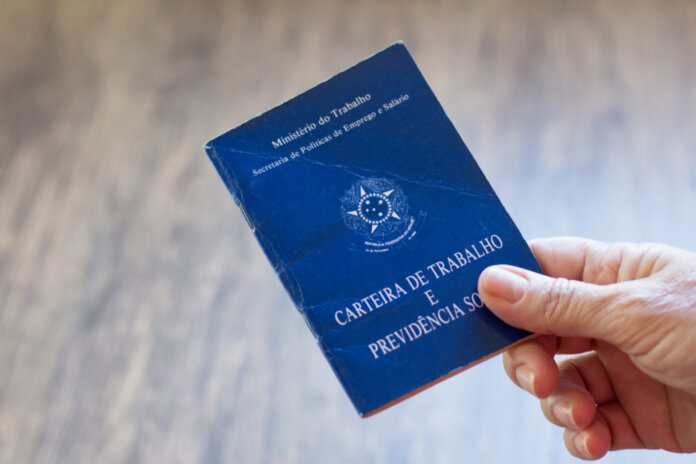 Quando ter carteira assinada virou ofensa: o que os jovens estão nos dizendo?