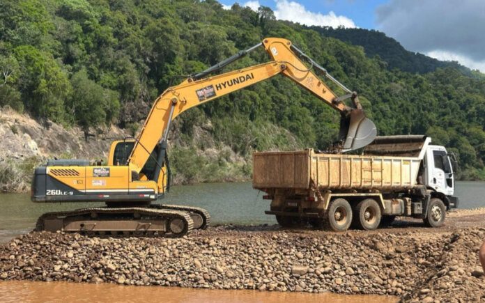 Desassorear RS já retirou 1,2 milhão de metros cúbicos de sedimentos de rios e arroios em todo o Estado