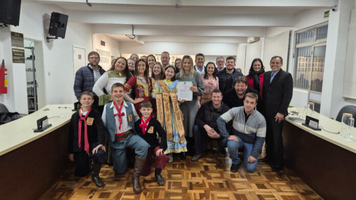 Câmara de Casca homenageia prenda Júlia Babinot Bogoni com Moção de Aplausos